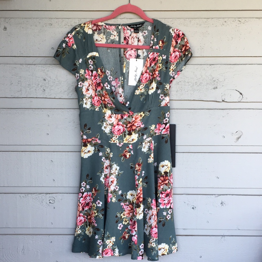 NWT RETRO STYLE FLOWERED DRESS WITH KEYHOLE BACK FLIRTY AND CLASSIC 50’S STYLE